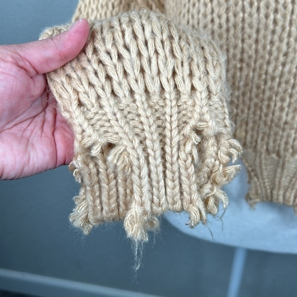 Forever 21 Tan Knit Distressed Cropped Long Sleeve Sweater Size Small - Picture 4 of 7